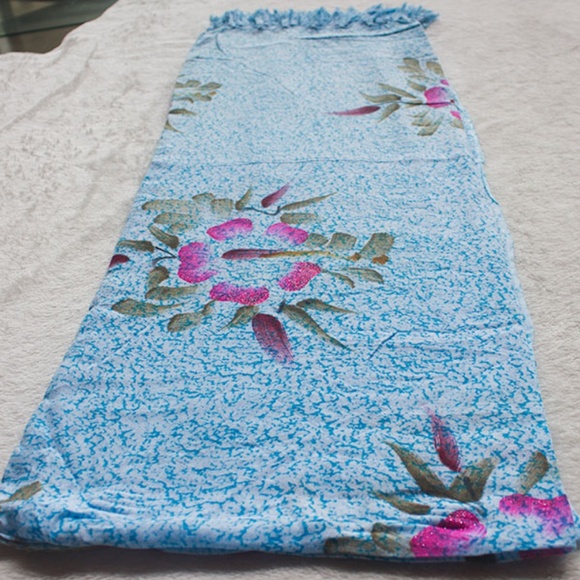 ✔Blue Hand Painted Hibiscus Sarong - Picture 3 of 4